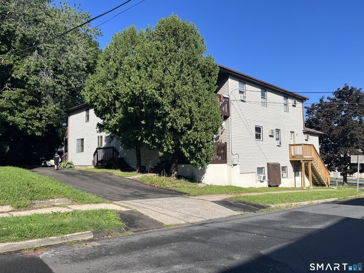 Property Photo:  31 Divinity Street 8  CT 06010 