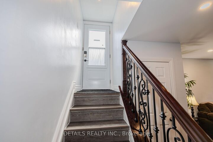 Property Photo:  7 Kerry Crescent E  ON K2E 5V7 