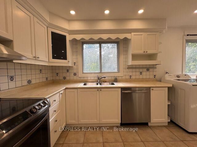 Property Photo:  2 Pearson Avenue Main  ON L4C 6T5 