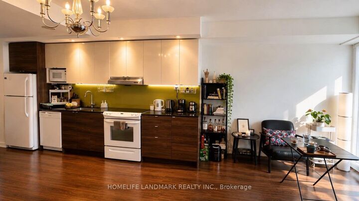 Property Photo:  121 McMahon Drive 1905  ON M2K 0C2 