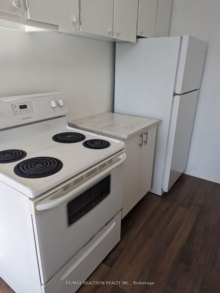 Property Photo:  41 Huron Heights Drive 16  ON L3Y 3J8 