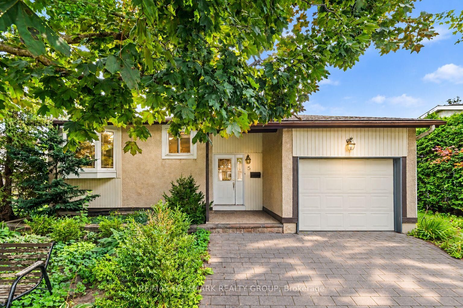 Property Photo: 5 Lansfield Way ON K2G 3V7