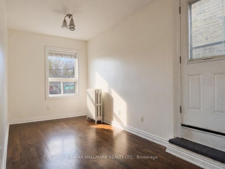 Property Photo:  2038 Danforth Avenue 2  ON M4C 1J6 