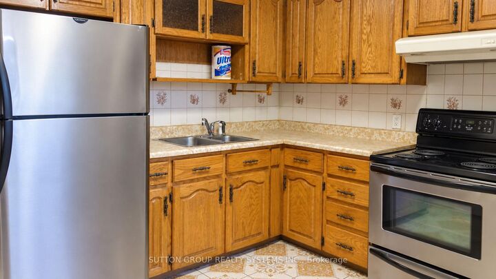 Property Photo:  1139 Dovercourt Road  ON M6H 2Y1 