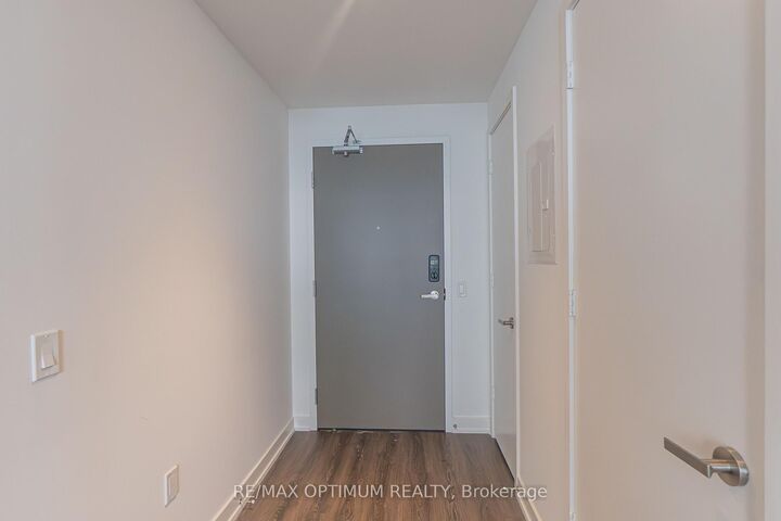 Property Photo:  448 Burnhampthrope Road 6201  ON L5B 0R4 