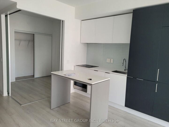 Property Photo:  33 Helendale Avenue 2108  ON M4R 0A4 