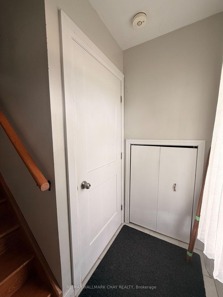 Property Photo:  64 Newton Street 2  ON L4M 3N5 