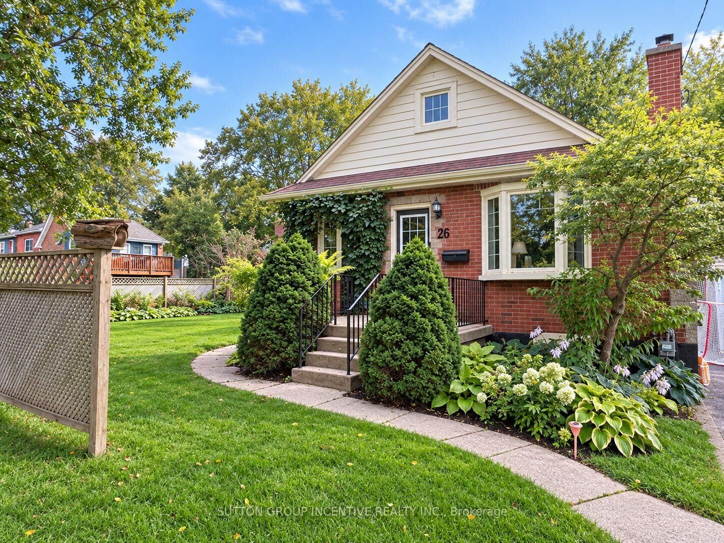 Property Photo:  20 Bayview Drive Upper  ON L4N 3N5 