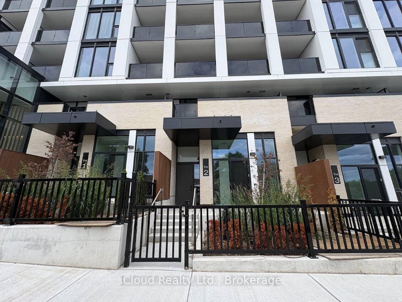 Property Photo:  1 Fairview Road Th 02  ON L5A 0B4 