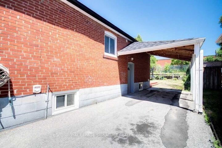 Property Photo:  111 Ellington Drive Main  ON M1R 3Y2 