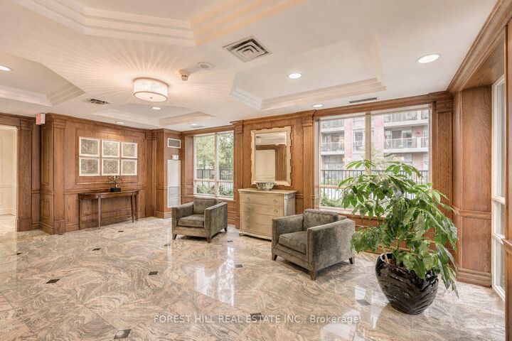 Property Photo:  17 Michael Power Place 709  ON M9A 5G5 