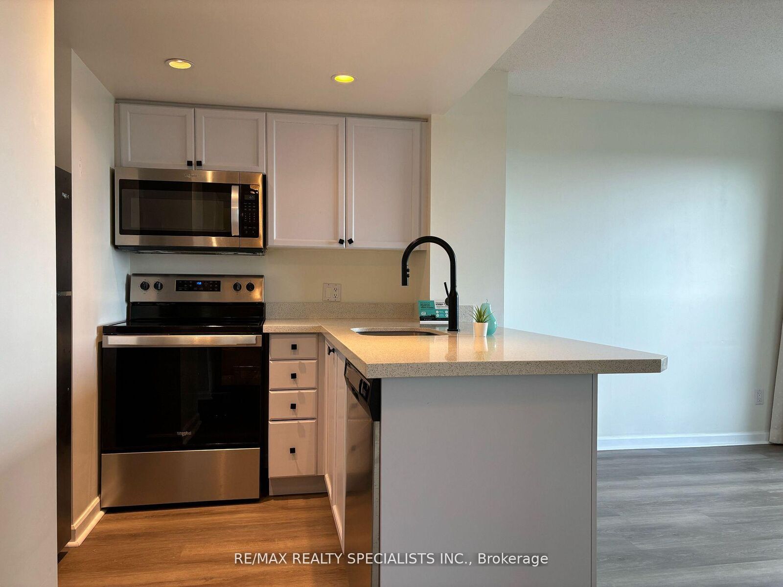 Property Photo:  8 Park Road 2203  ON M4W 3S5 