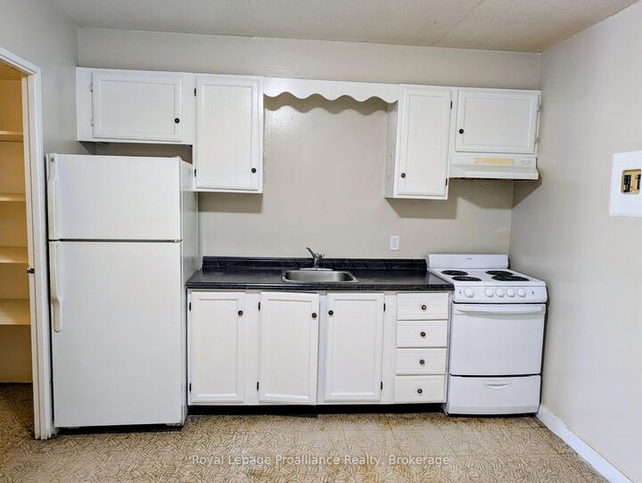 Property Photo:  1837 Lansdowne Street W 17  ON K9K 1R4 