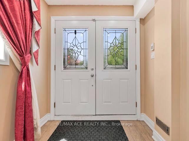 Property Photo:  149 Nelson Street Main  ON M1J 3J8 