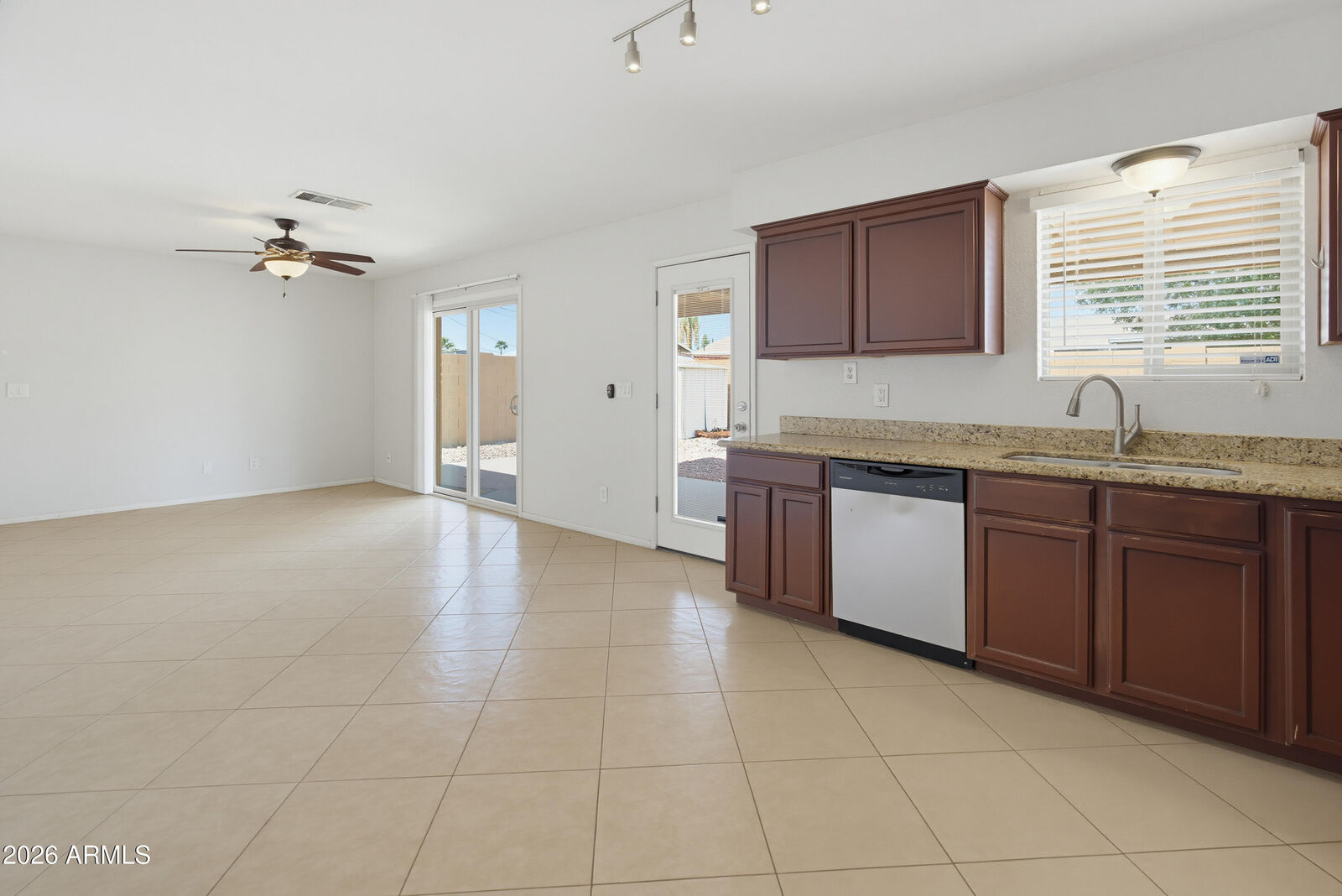 Property Photo: 1518 W 5th Place AZ 85281
