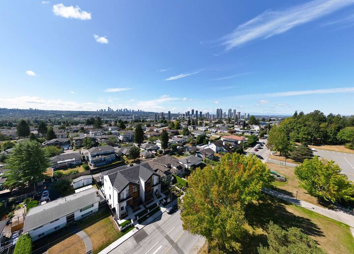 Photo de la propriété:  6180 Curtis Street  BC V5B 2A5 