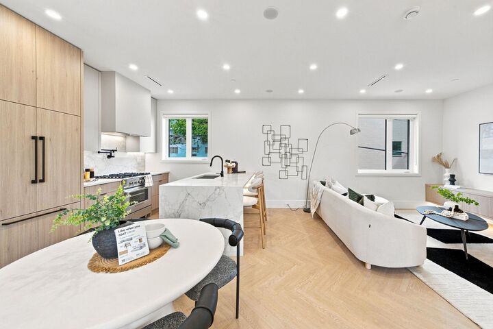 Property Photo:  646 E 23rd Avenue 3  BC V5V 1X8 