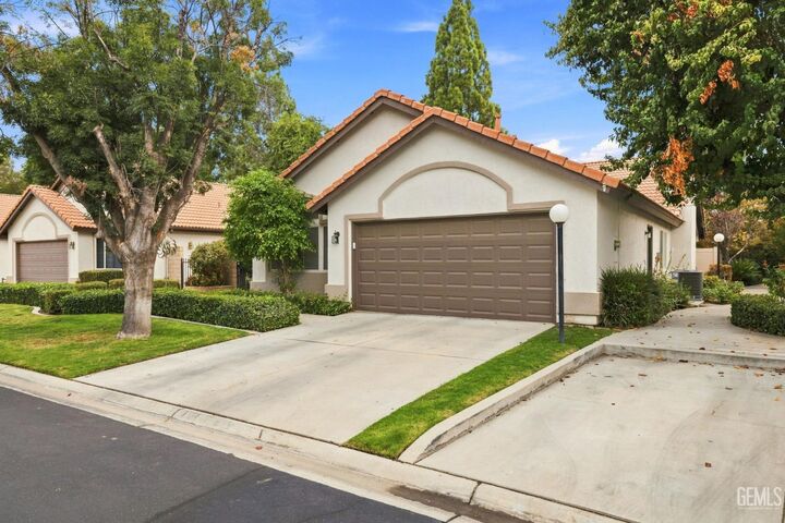 Property Photo:  6901 Courtside Circle 19  CA 93309 