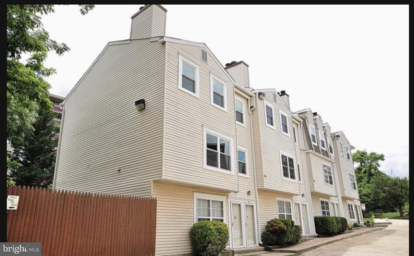Property Photo: 2135 N Taylor Street H VA 22207