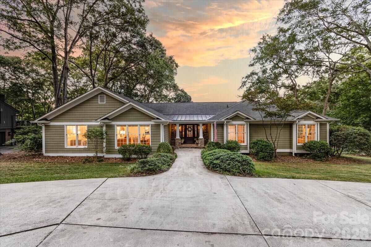 Property Photo: 5400 McAlpine Farm Road NC 28226
