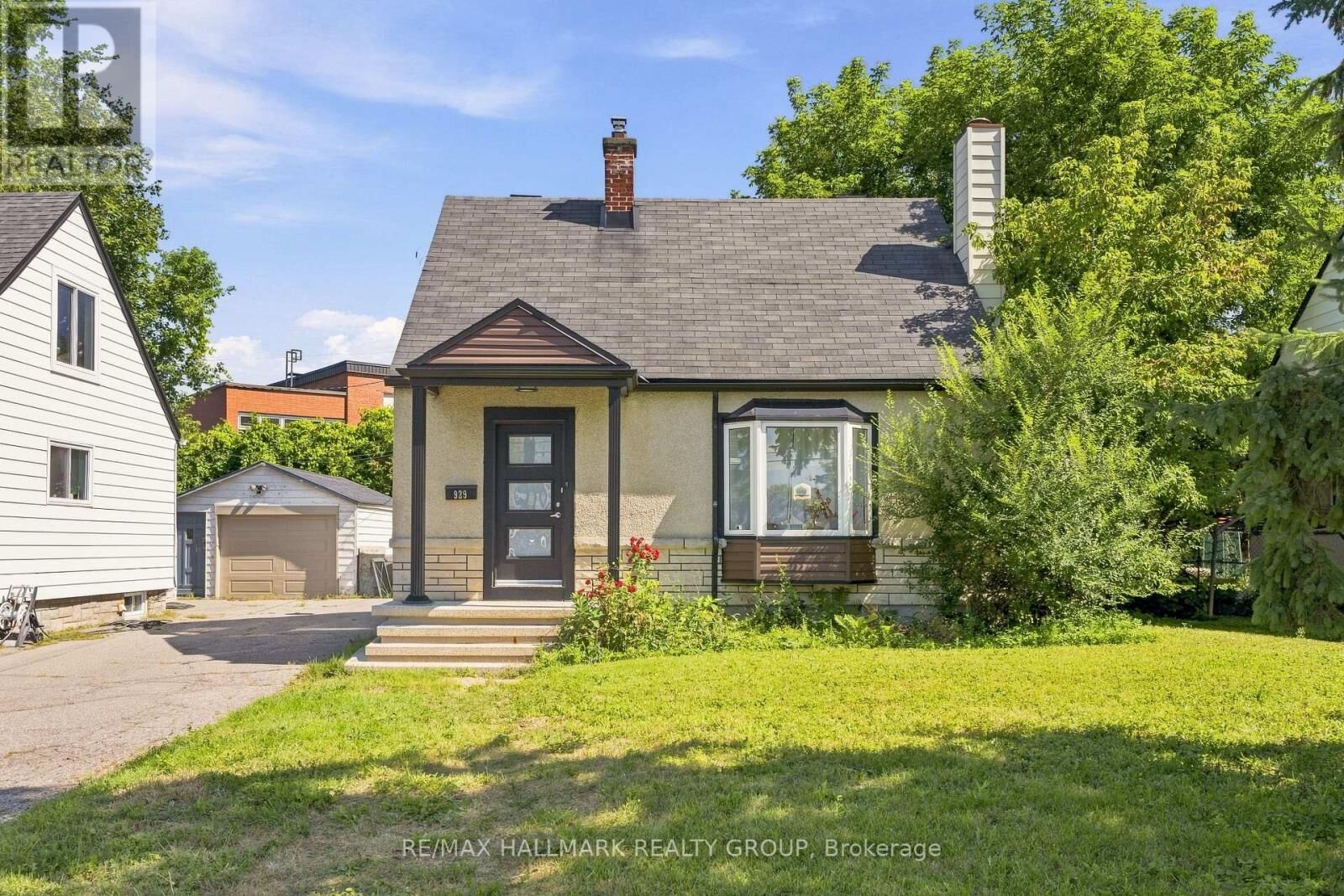 Property Photo:  929 Merivale Road  ON K1Z 5Z7 