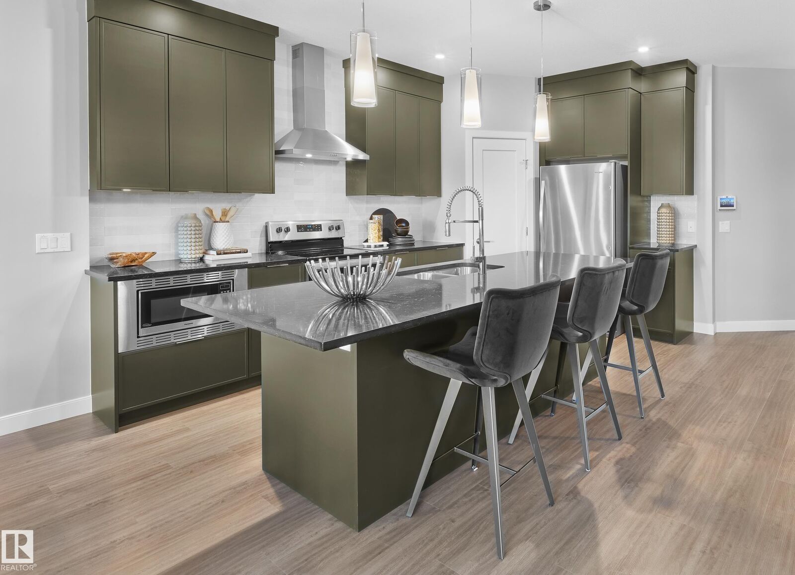 Property Photo:  5645 Hawthorn Way SW  AB T6X 3K7 