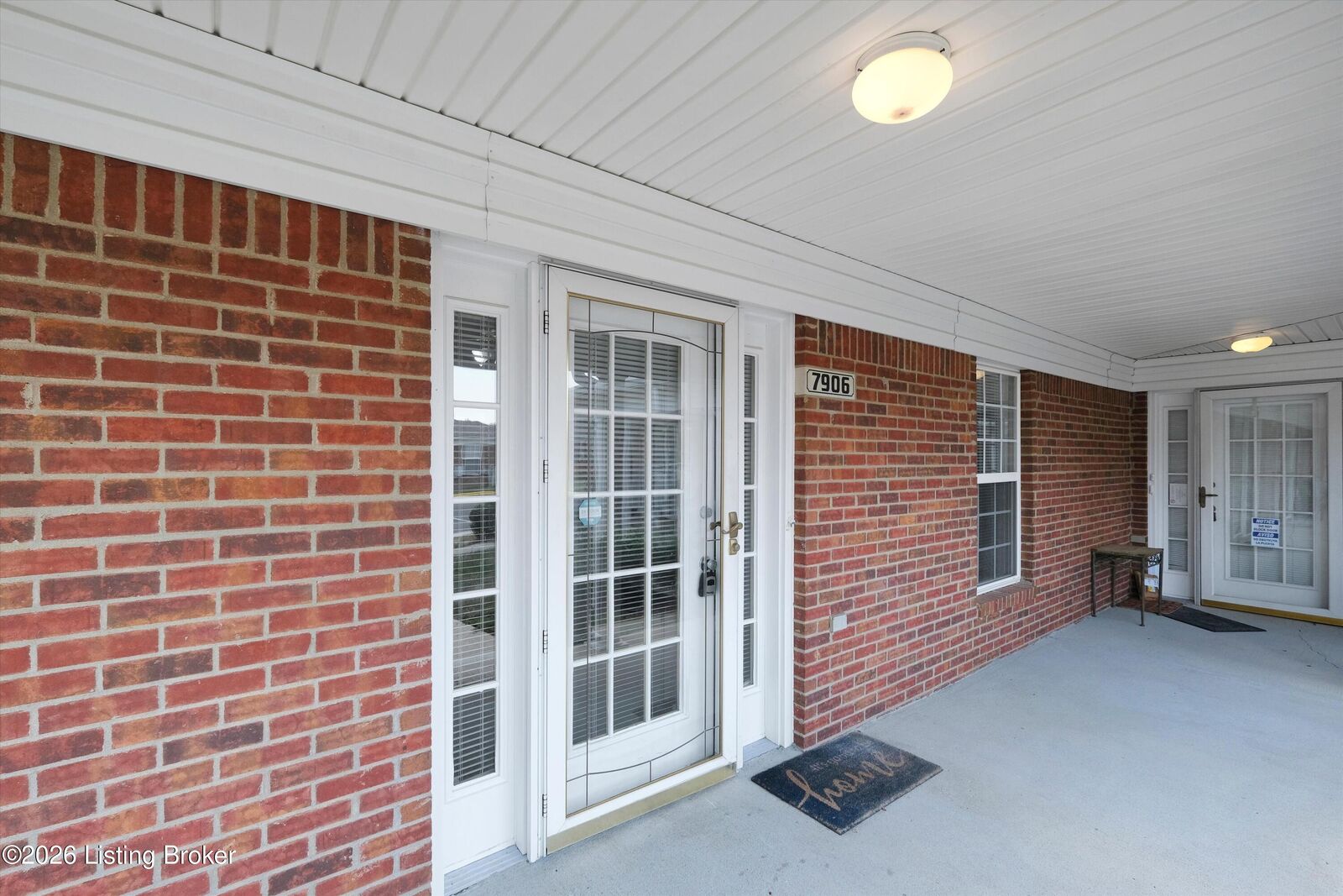 Property Photo: 7906 Stovall Ct KY 40228
