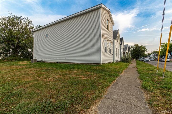 Property Photo:  1321 Oakley Street  IN 47710 