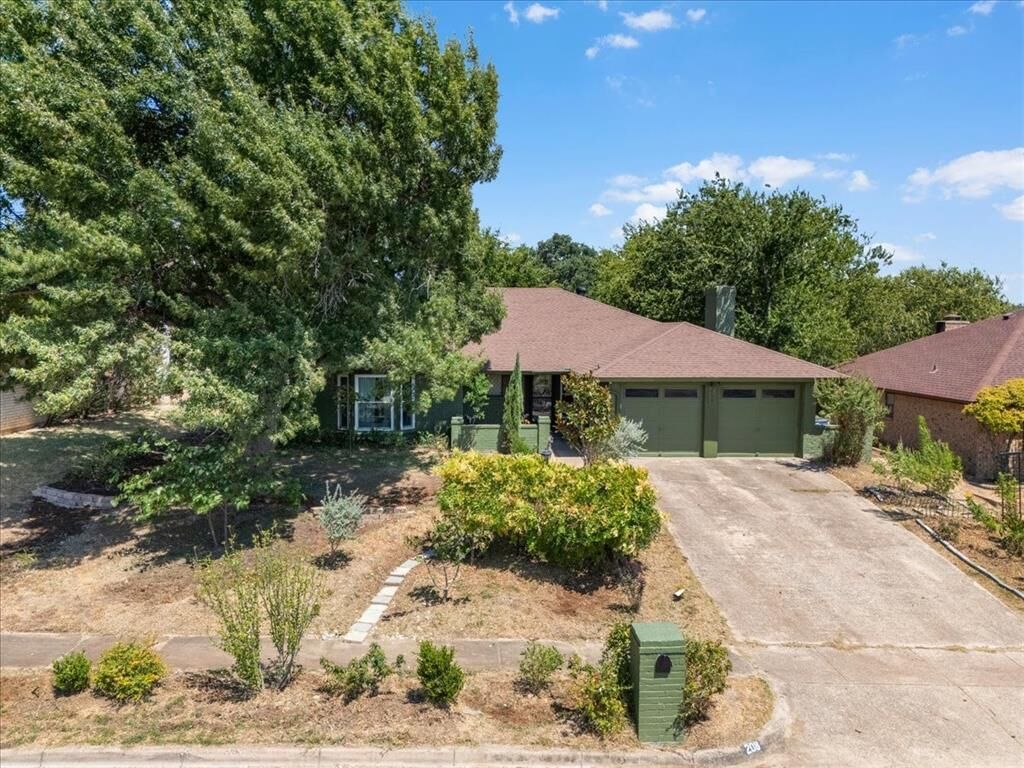 Property Photo: 208 Pebblestone Drive TX 76126
