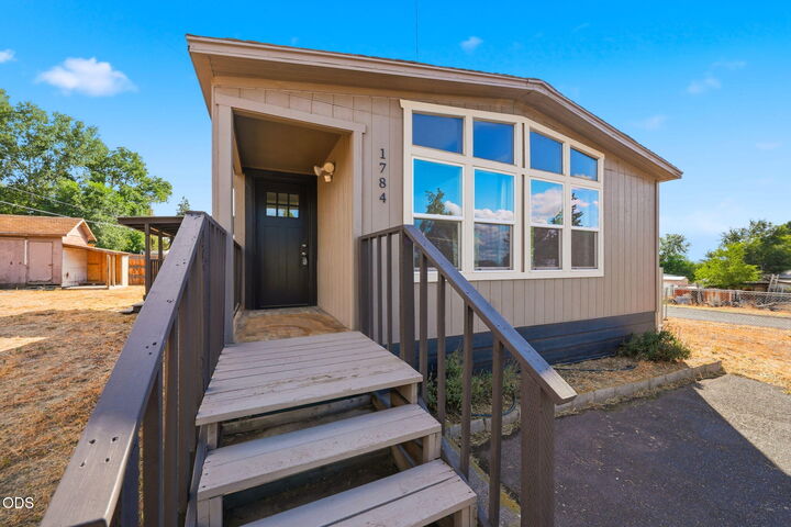 Property Photo:  1784 NW Central Avenue  OR 97760 