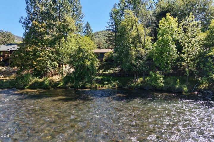 Property Photo:  965 Old Ferry Road  OR 97539 