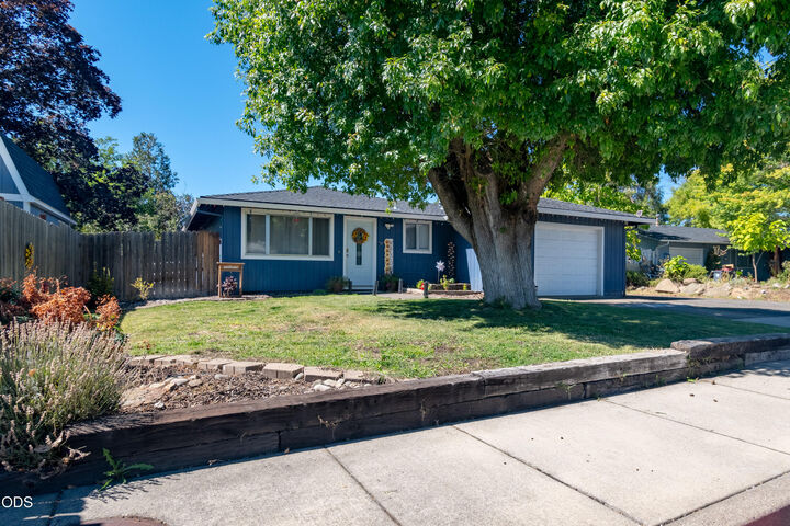Property Photo: 7701 Bellaire Way OR 97503