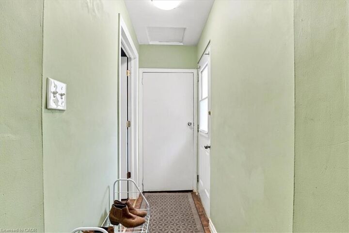 Property Photo:  406 Duke Street W  ON N2H 3Y5 