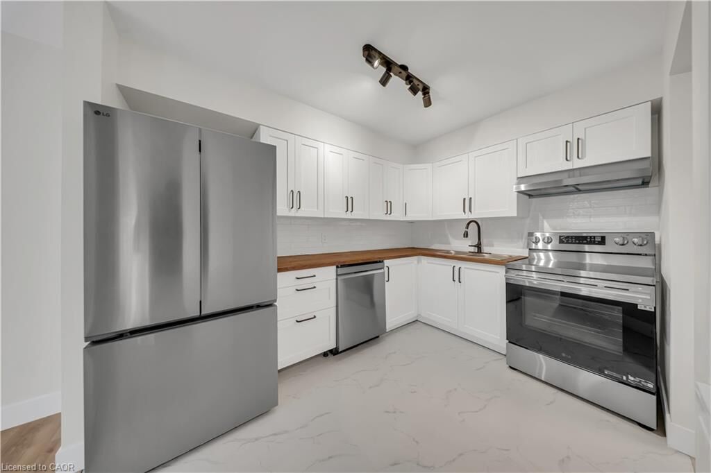 Property Photo:  3085 Kingsway Drive 21  ON N2C 2P1 