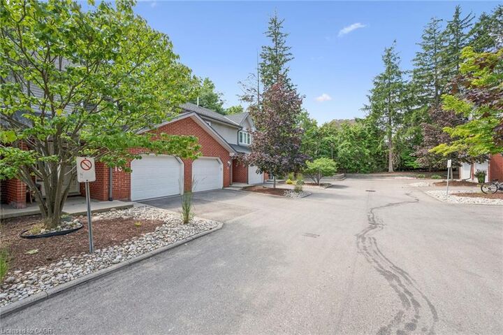 Photo de la propriété: 89 Woolwich Street 10 ON N2K 1S5