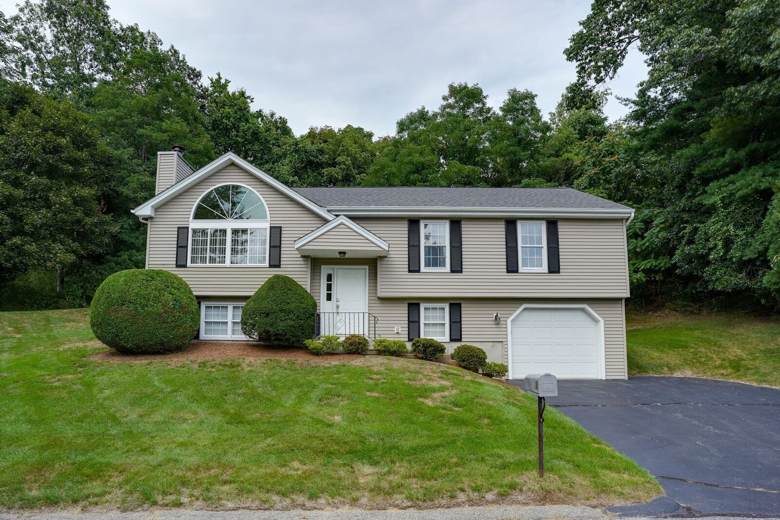 Property Photo:  3 Greenside Ln  MA 01609 