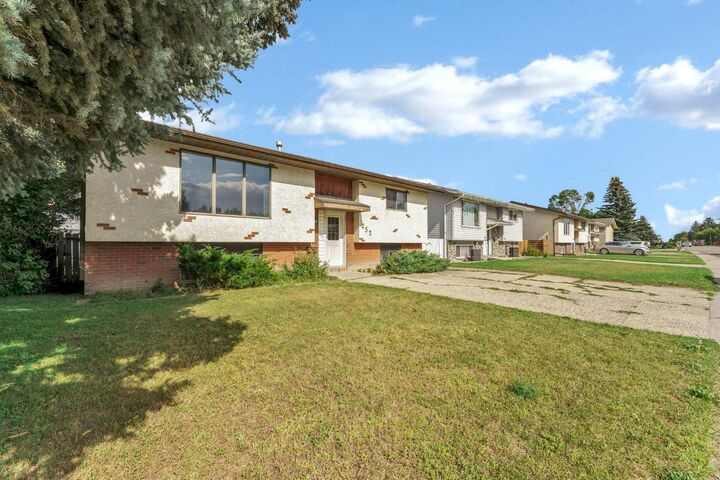 Property Photo:  252 Ross Glen Drive SE  AB T1B 3A4 