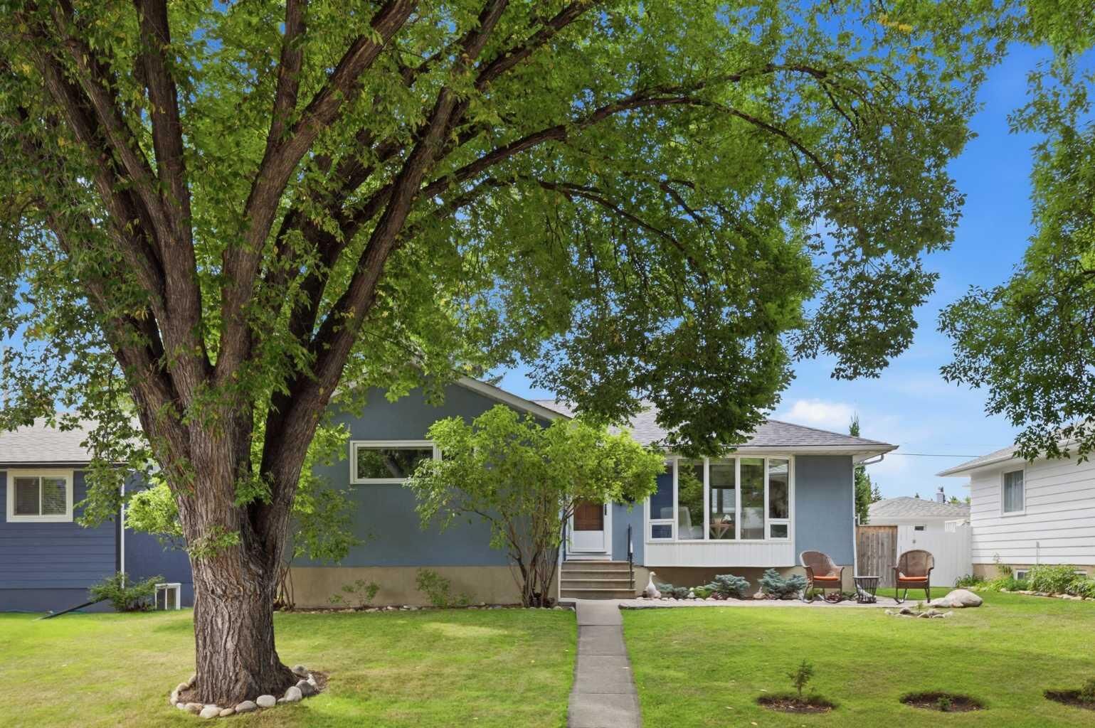 Property Photo:  23 Winslow Crescent SW  AB T3C 2R2 