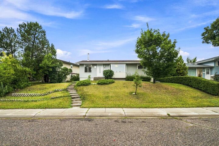 Property Photo:  248 Huntcroft Road NE  AB T2K 4E2 