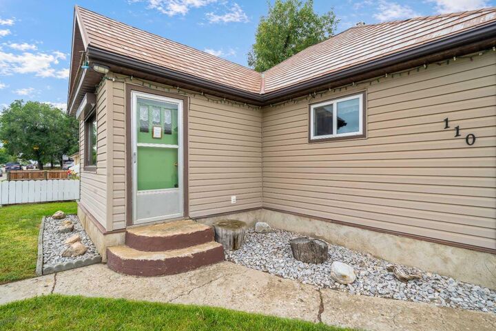 Property Photo:  110 2 Avenue W  AB T0K 0G0 