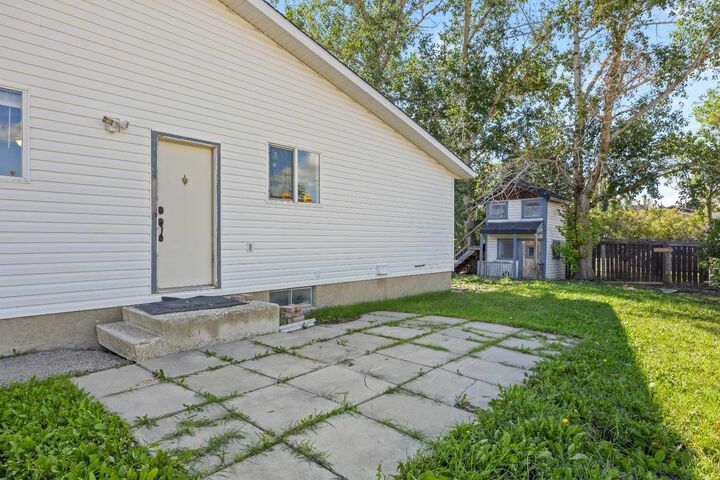 Property Photo:  3 Emberdale Way SE  AB T4B 1Z3 
