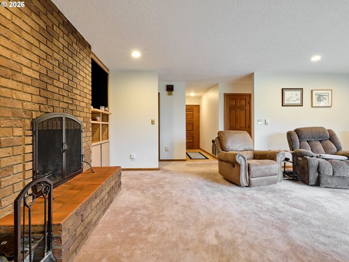 Property Photo:  3780 Victor Point Rd NE  OR 97381 
