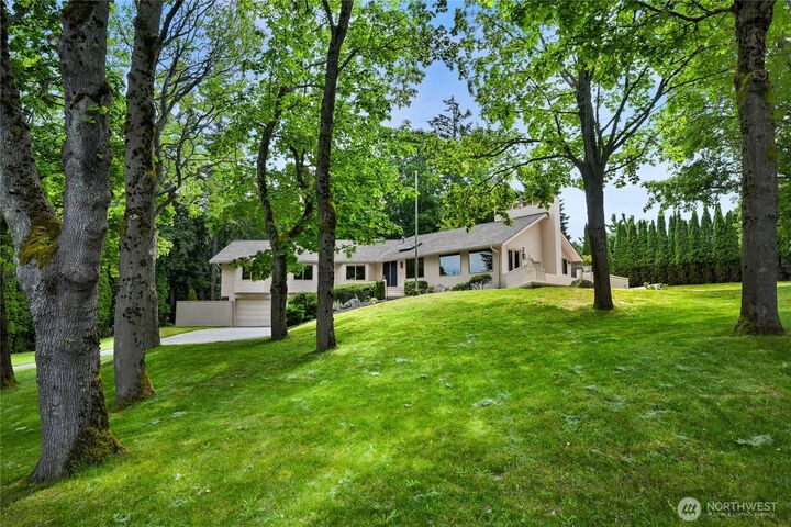 Property Photo:  208  Hawthorn Road  WA 98225 