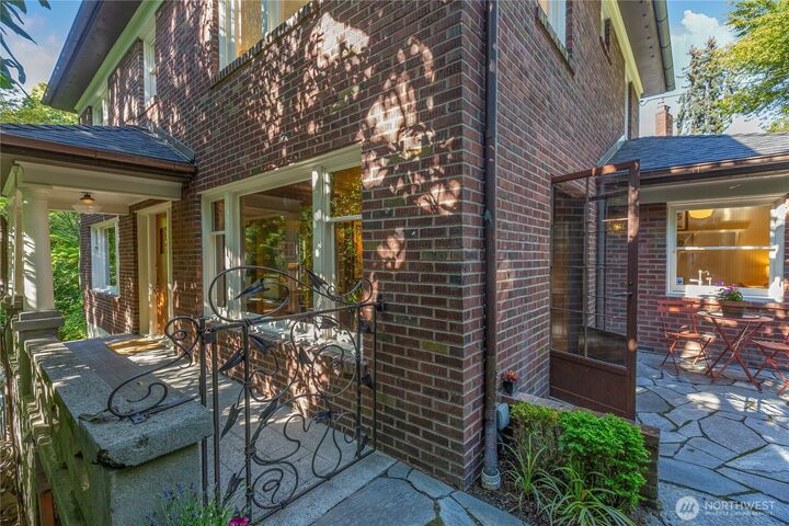 Property Photo: 2306 Lake Park Drive S WA 98144