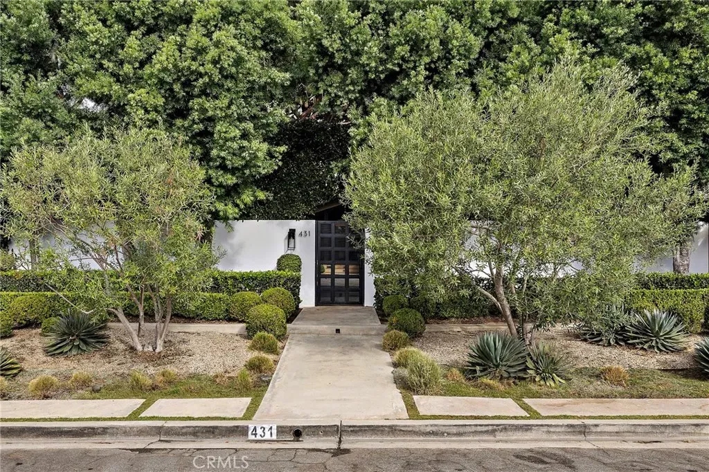 Property Photo:  431 Riverside  CA 92663 