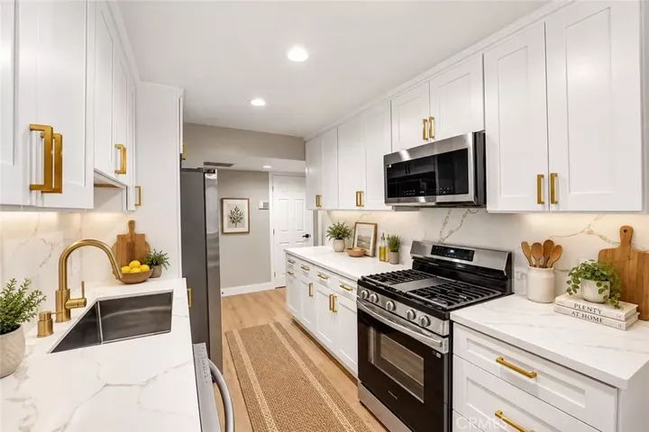 Property Photo:  637 N West Knoll 204  CA 90069 