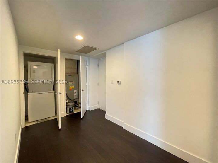 Property Photo: 55 SE 6th St 2702 FL 33131