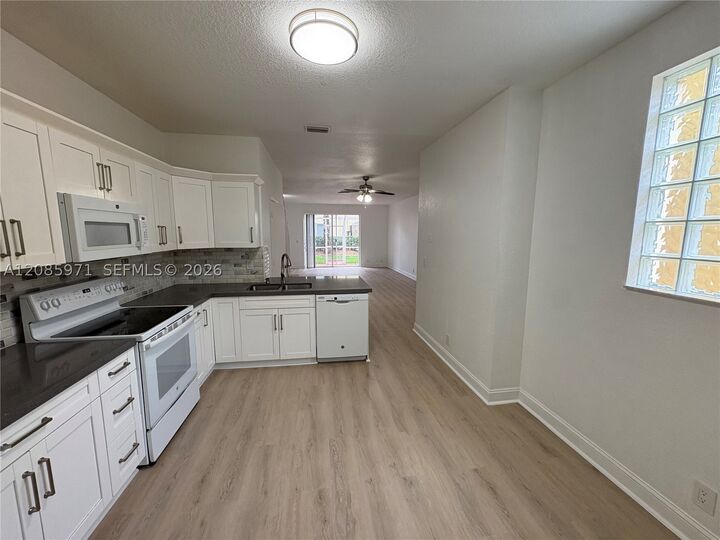 Property Photo: 2208 Ensenada Ter 2208 FL 33327
