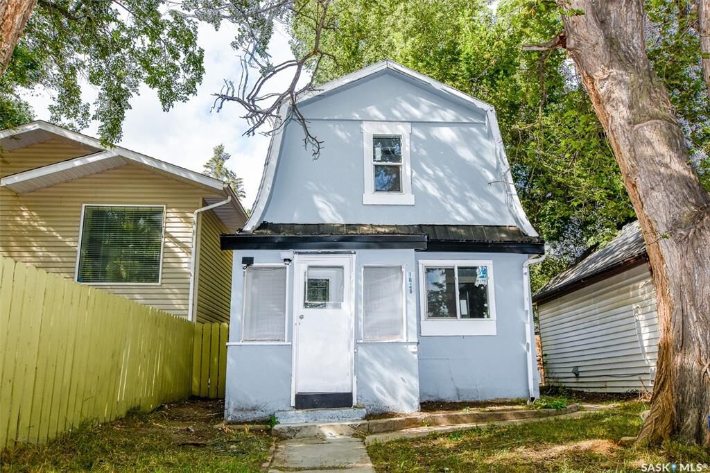 Property Photo:  1626 19th Street W  SK S7M 1C6 