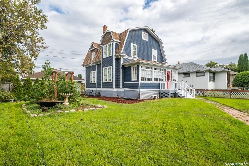 Property Photo:  512 12th Street W  SK S6V 3C2 